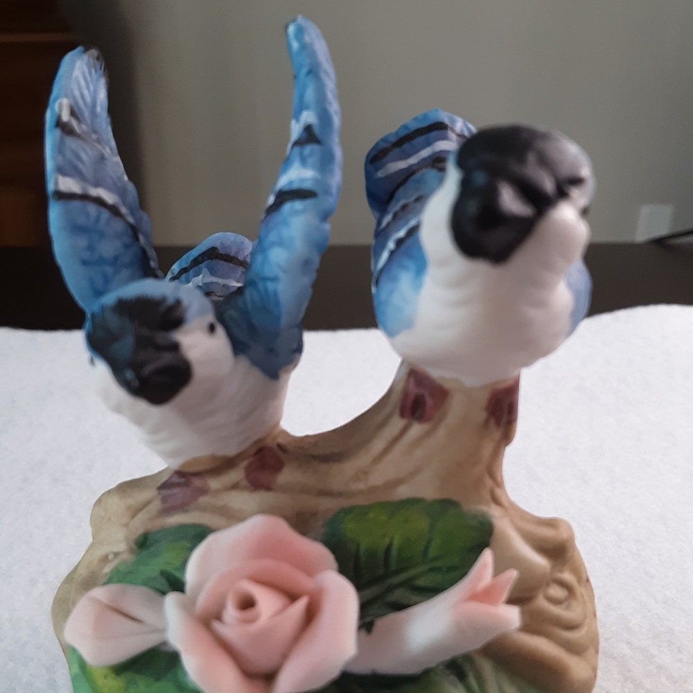 Trinket box vintage. Blue Jay figurines on top of box. Collectible. - Picture 6 of 11